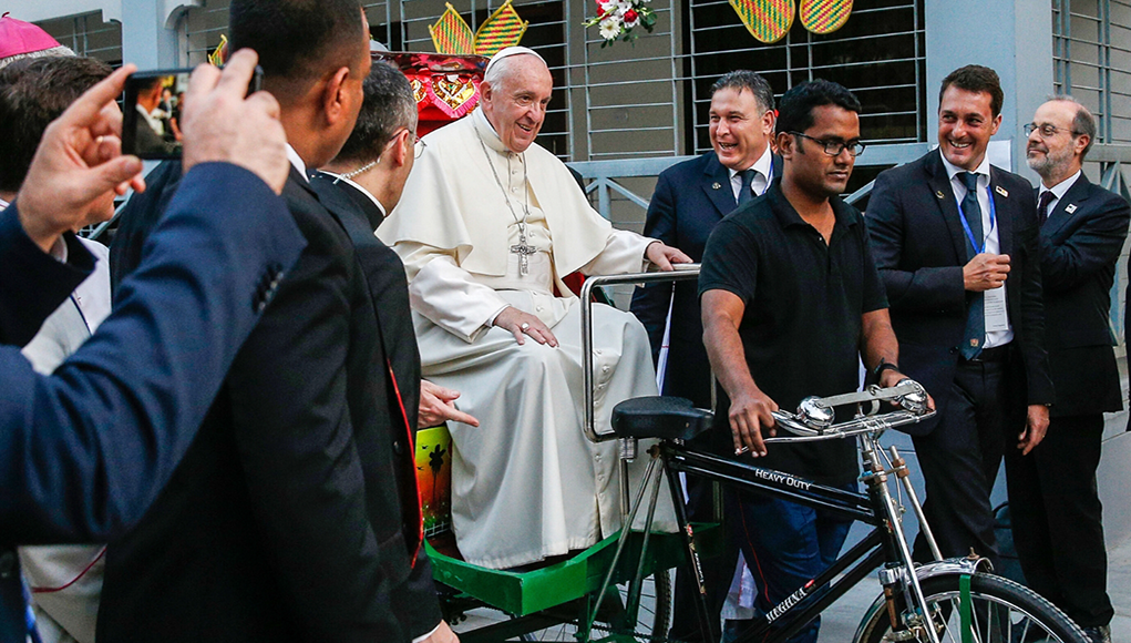 Helikopter, papamobil i e-romobil: ovako putuje Papa